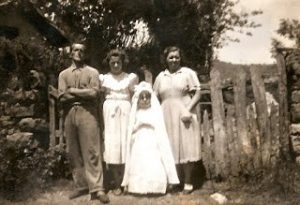 José, Sabina y sus dos hijas