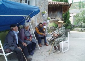 María Rufo, en la esquina, con Josefa Xiromo, Lela y Sabino el Pizorro contándo historias en Torrestío